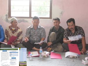 現地語で作成した技術解説リーフレット（左下）を読む農家説明会参加者