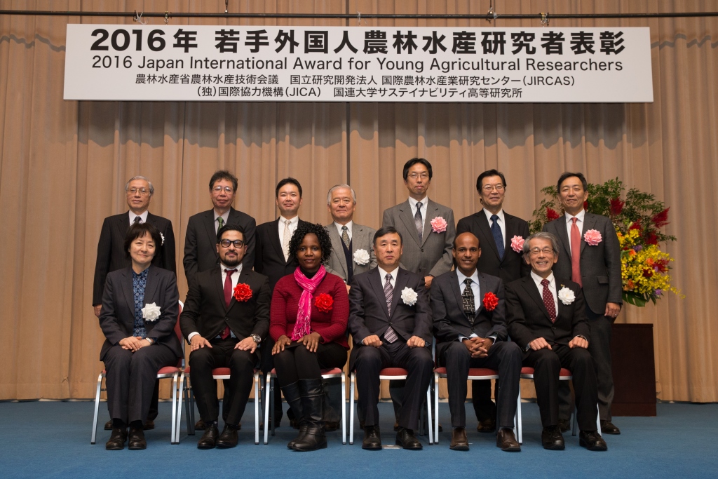 Group photo of 2016 Japan International Award for Young Agricultural Researchers