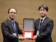 写真1　PAWEES学会長 Jin Soon Kim教授（左）からの論文賞の授与