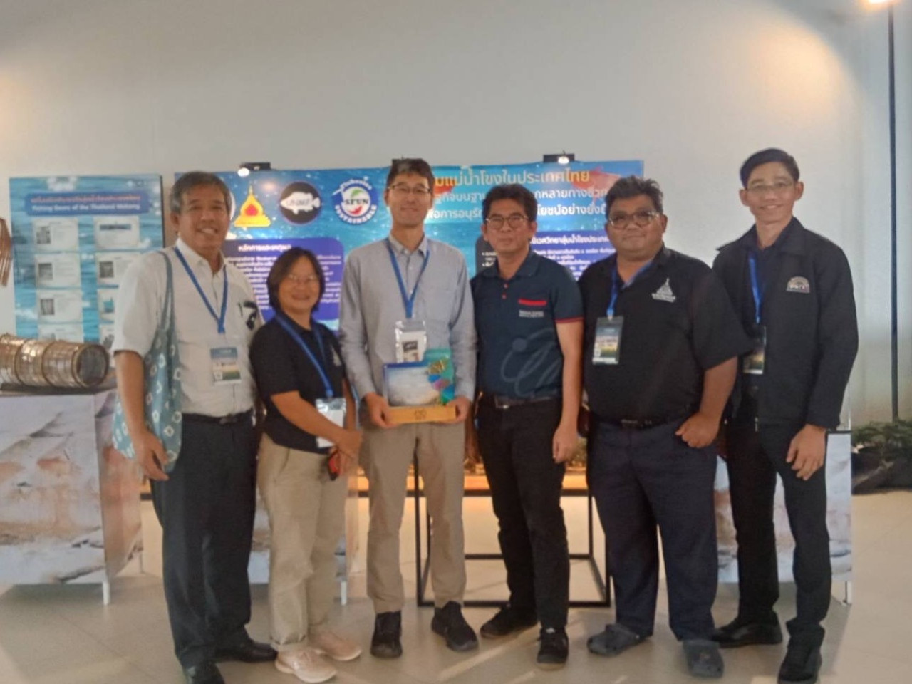 共同研究者、シンポジウム主催者らとの集合写真