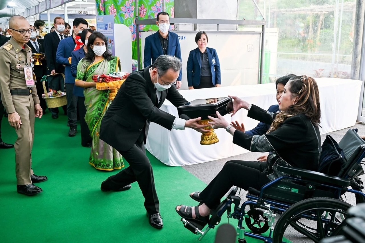 チュラポーン王女殿下に研究資料を献上する丸井淳一朗主任研究員