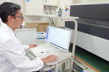 ICPで土壌分析中の中村PL