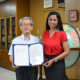 署名されたMOUを披露するJIRCAS岩永勝理事長とテキサスA&M大学Nithya Rajan准教授